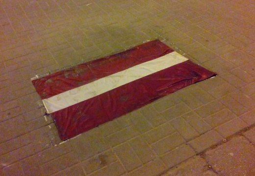 Фотография к новости Приклеенный флаг Латвии в центре Риги стал причиной открытия разбирательства