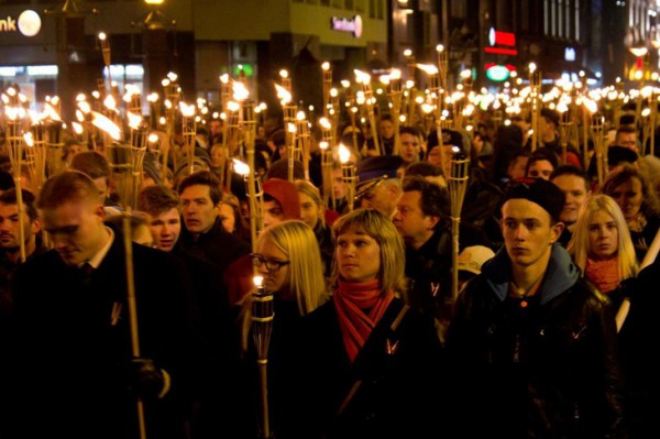 Фотография к новости Больше десяти тысяч человек приняли участие в факельном шествии в Риге