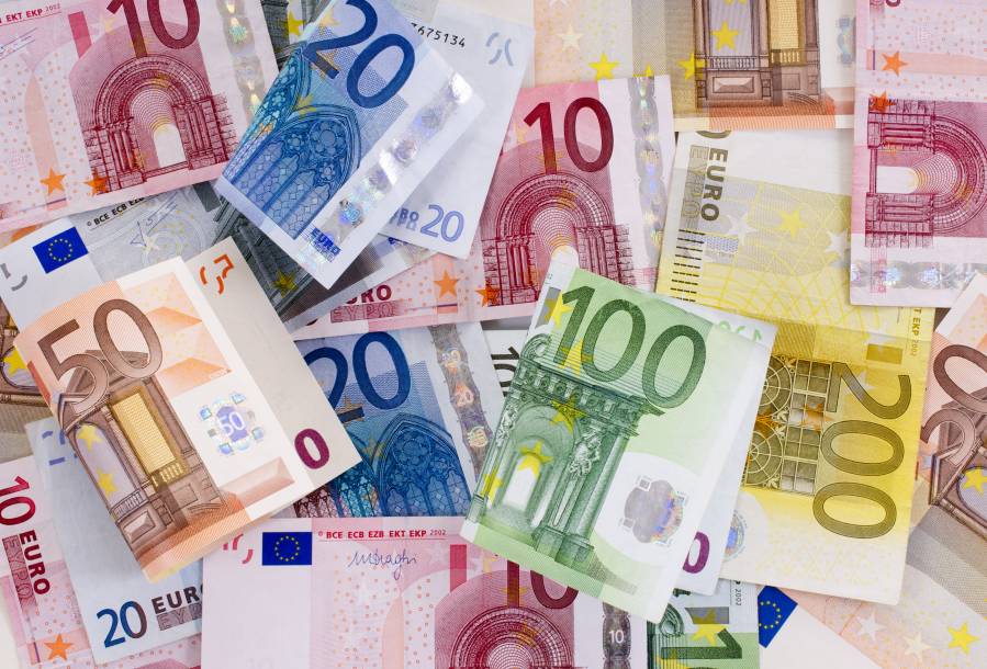 Фотография к новости Официальный курс евро поднялся выше 70 рублей - впервые с февраля