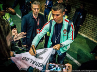 Cristiano Ronaldo подписывает футболку