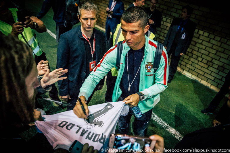 Cristiano Ronaldo подписывает футболку